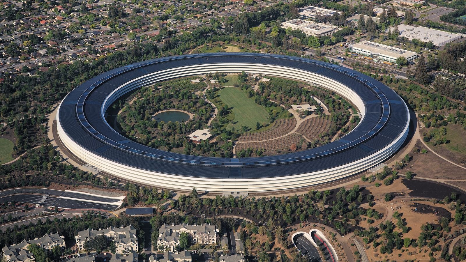 カリフォルニア州クパチーノにあるAppleの環状の本社キャンパス、Apple Parkの空撮写真。