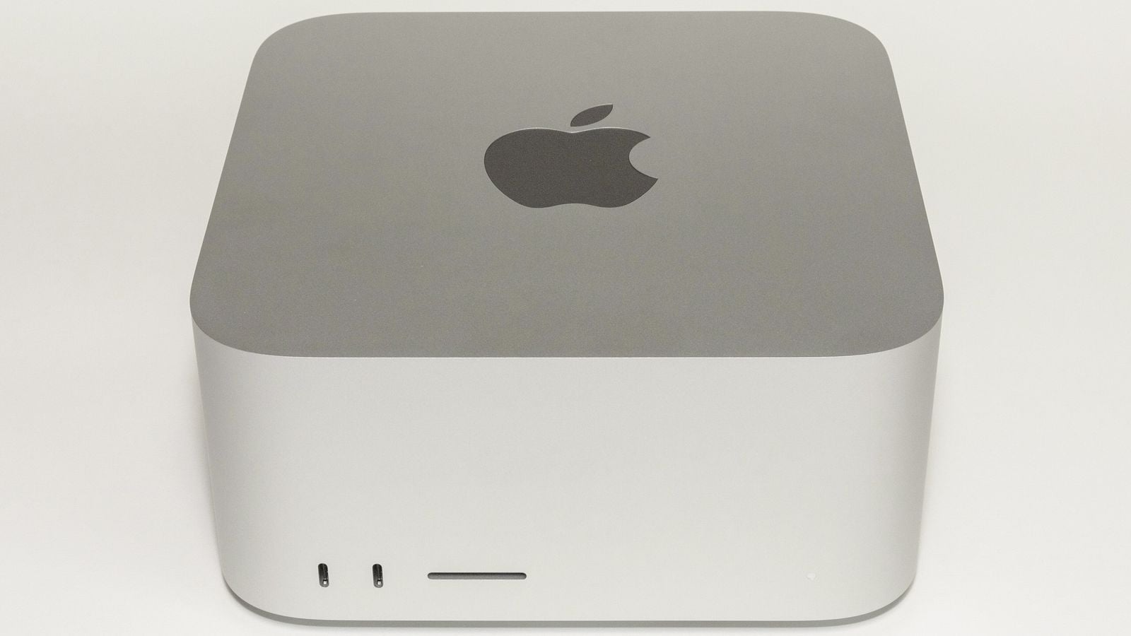 نمای جلوی رایانه رومیزی Mac Studio مدل 2022، که مدلی قدیمی‌تر از Mac Studio با تراشه M5 Ultra است که Meta برای اجرای این مدل نام می‌برد.