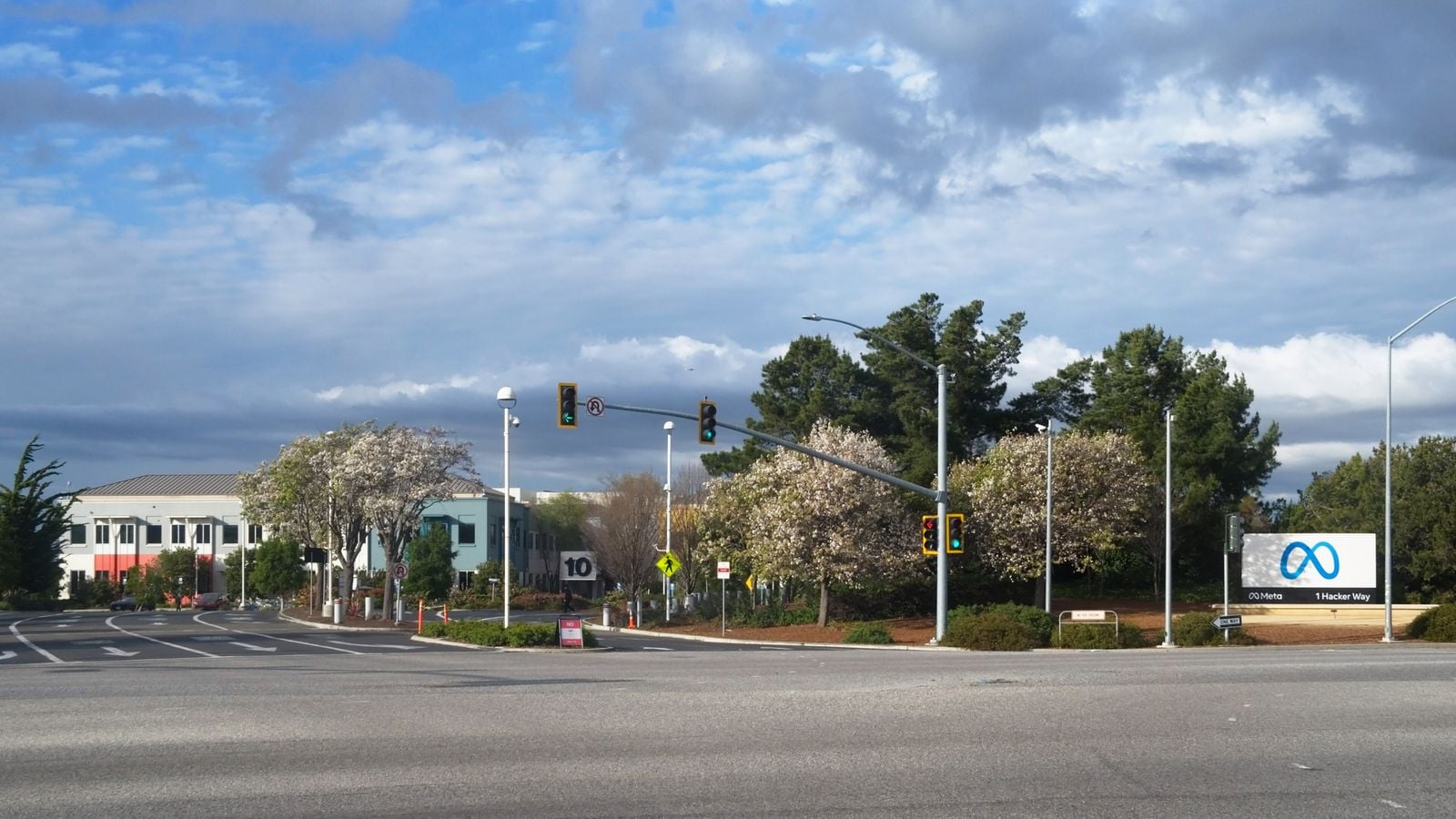 カリフォルニア州メンローパークの交差点。会社本社の入口にMetaのロゴ看板が立っている。