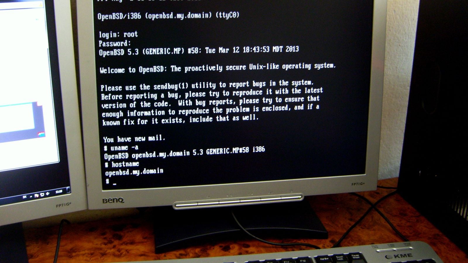 شاشة تعرض تسجيل دخول بحساب الجذر على وحدة التحكم النصية لنظام OpenBSD 5.3، وهو إصدار أقدم من نظام التشغيل، بجانب شاشة ثانية.