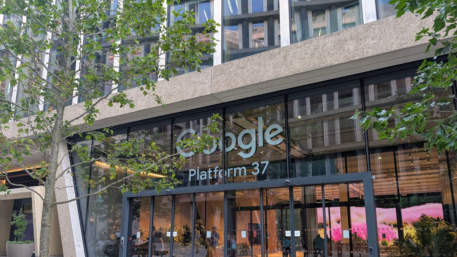 ورودی ساختمان اداری Platform 37 متعلق به Google در لندن، با لوگوی Google و نوشته «Platform 37» روی نمای شیشهای، که بخشی از آن پشت شاخههای درختان قرار دارد