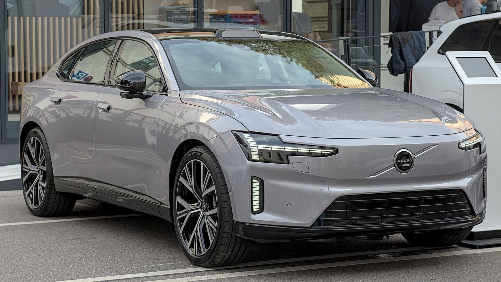 یک سدان برقی Volvo ES90 خاکستری روشن در نمایش فضای باز در IAA Mobility 2025 در مونیخ، با محفظه حسگر بالای شیشه جلو؛ یک مدل فعلی Volvo، نه خودروی نسل بعدی که قرار است سامانه مبتنی بر Nvidia را معرفی کند.
